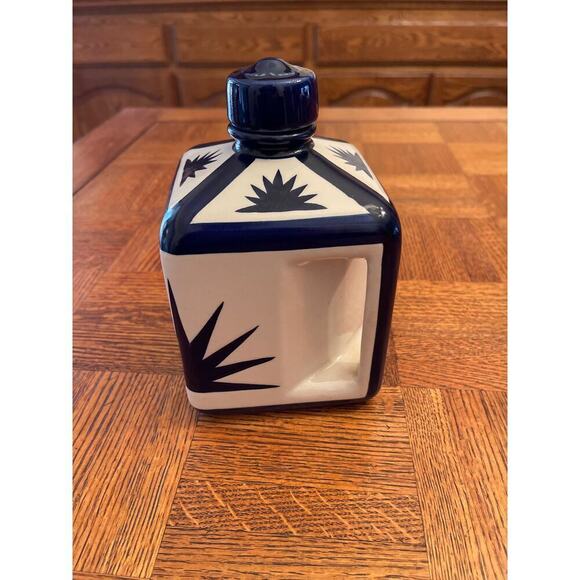 Handmade hand painted tequila bottle from Mexico - Picture 2 of 6